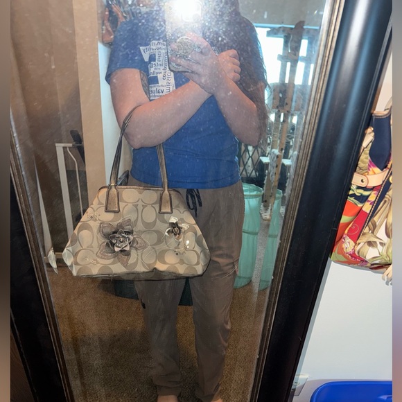 Coach Kisslock Shoulder Bag with Embossed Flowers and Lavender Interior - Picture 16 of 17